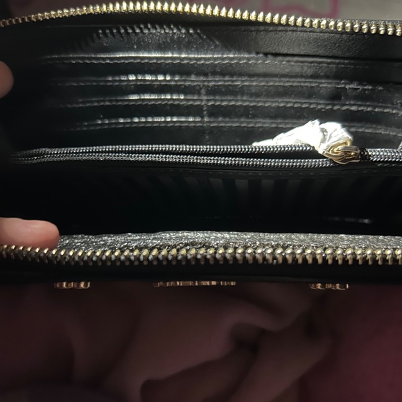 $9.99 SHIPPING 💛💛💛Brand New Victoria’s Secret Gold Hearts Wallet 💛💛💛 - Picture 3 of 5